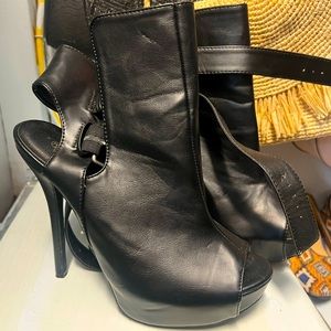 Black peep toe chain high heels